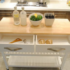 Îlot de cuisine et desserte au design simple, deux étagères de présentation et 2 tiroirs avec plateau en bois